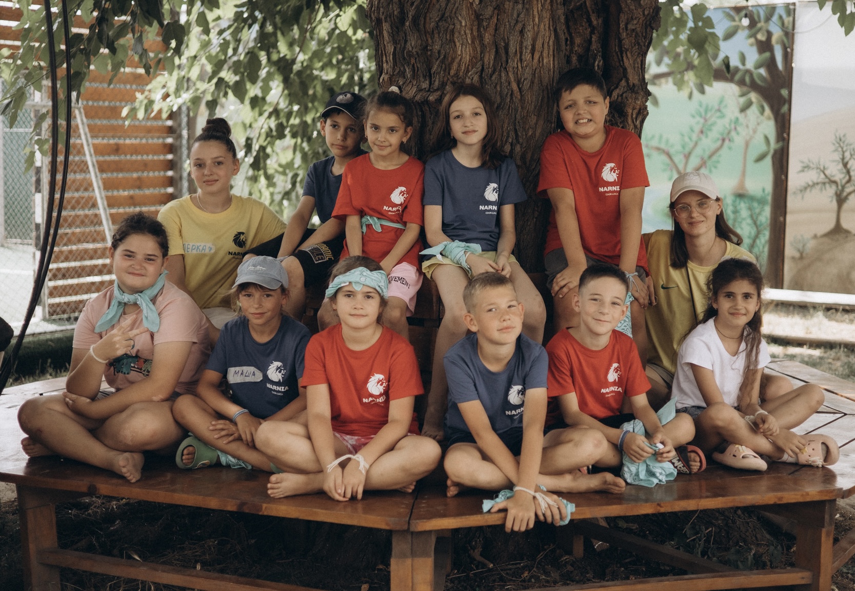 Дети в центре Narnia